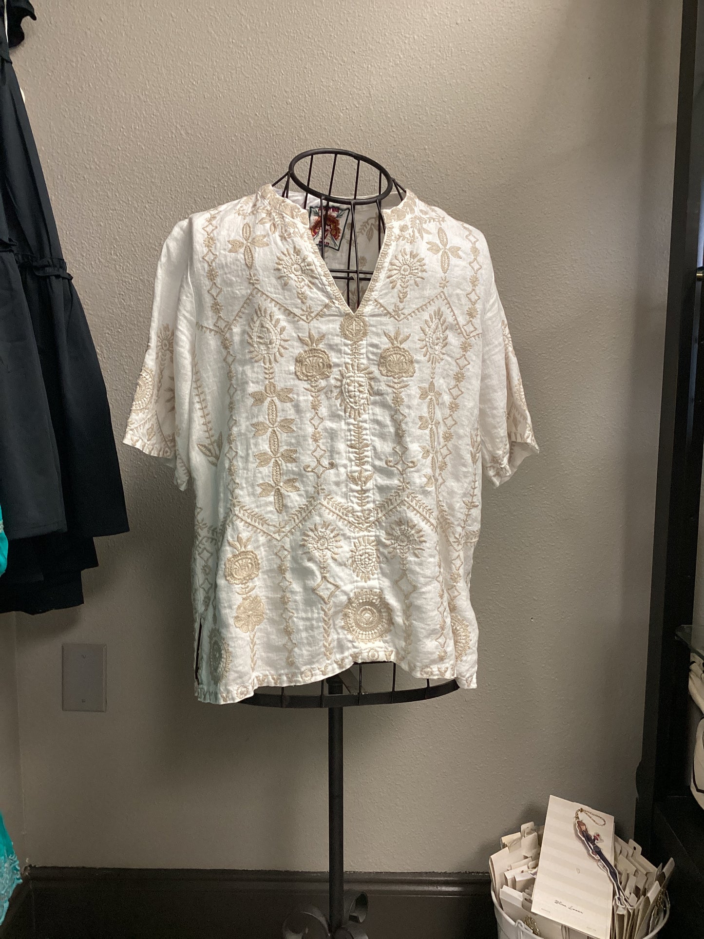 Makana Easy V-neck white blouse Medium
