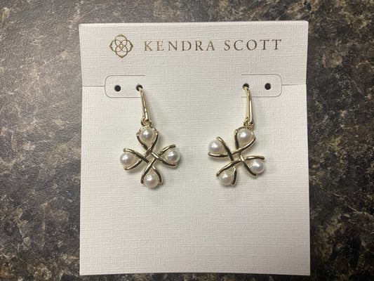 Everleigh pearl drop ear gold white pearl