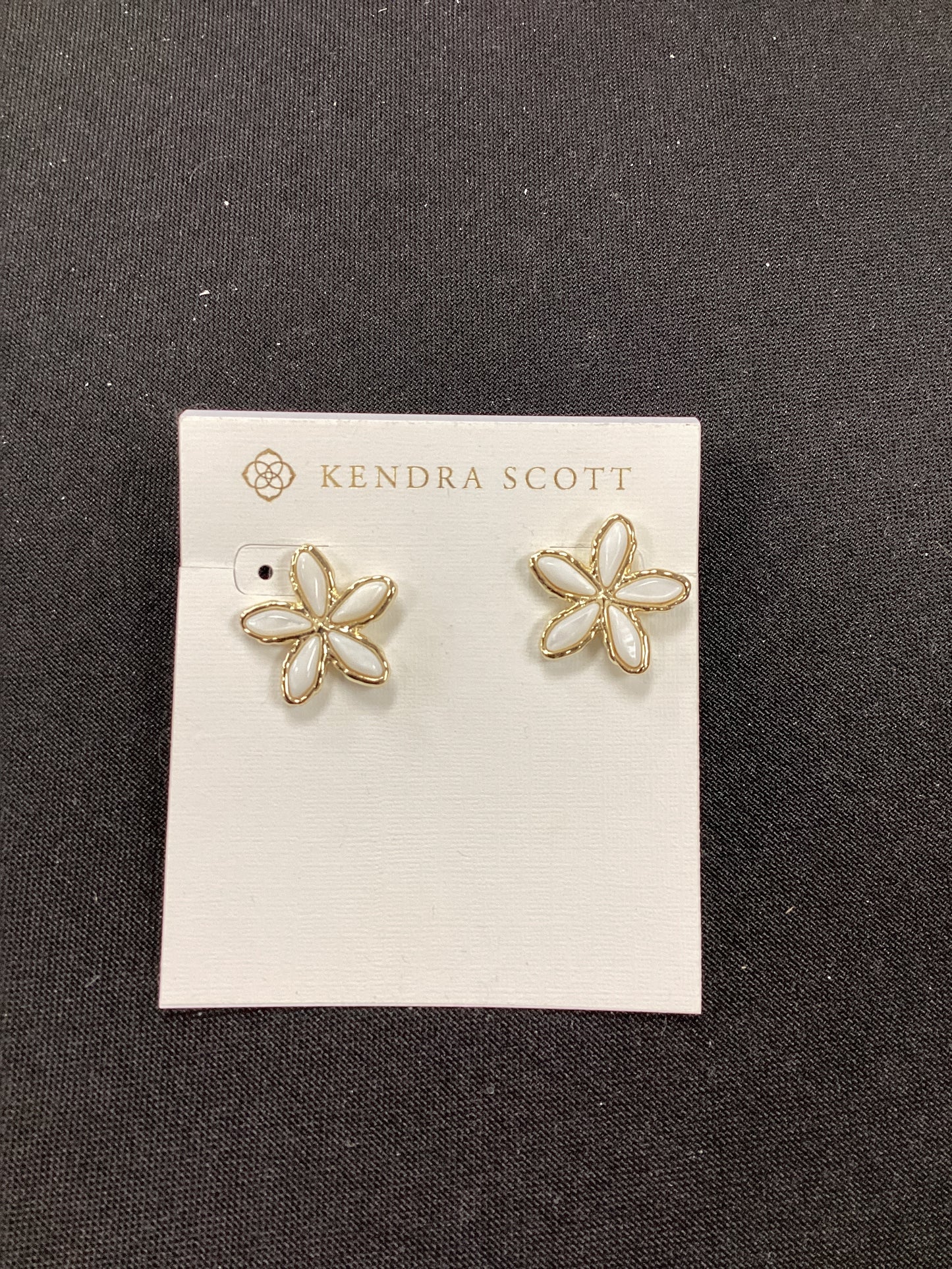 Kyla flower gold white mop stud