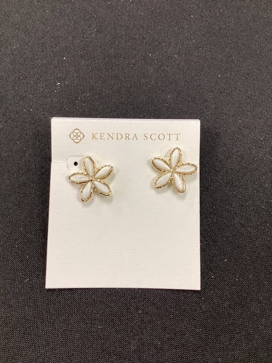 Kyla flower gold white mop stud