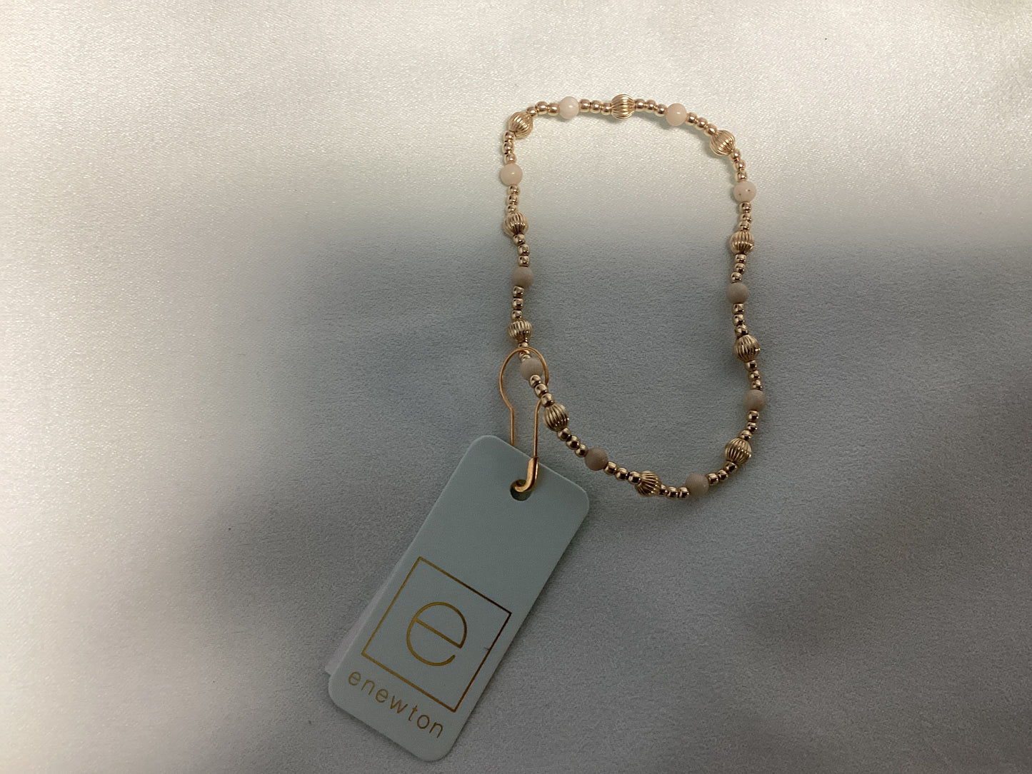 Dignity sincerity pattern 4mm bracelet Riverstone