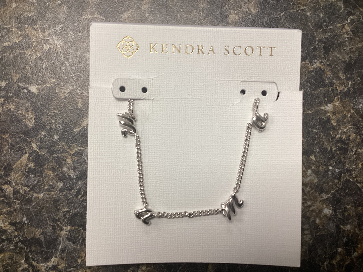Mama script silver stand neckla