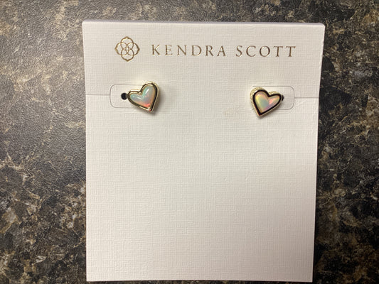Framed Ari Heart stud white Oplscnt resin